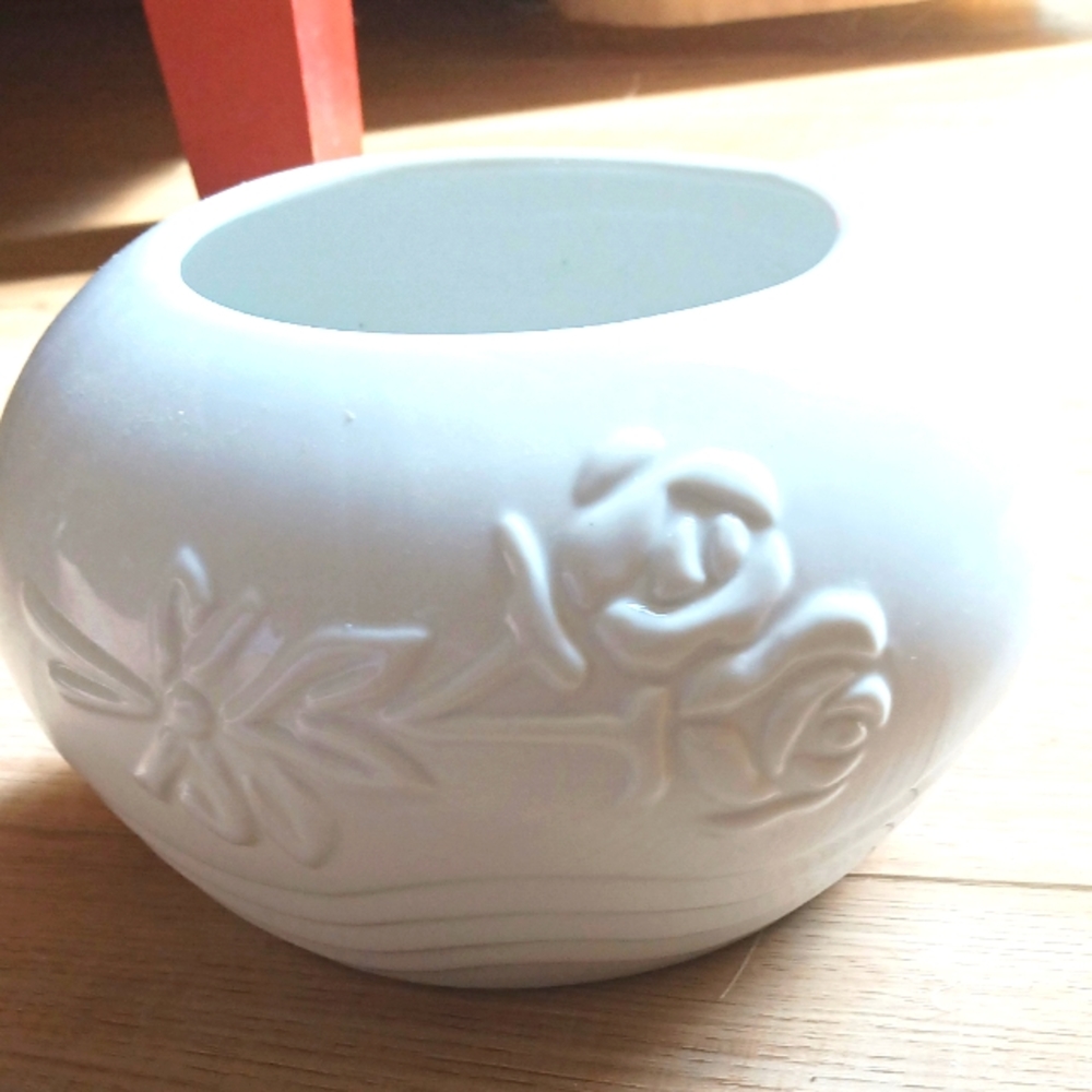 Vintage white ceramic embossed FTD flower arrangement candle holder